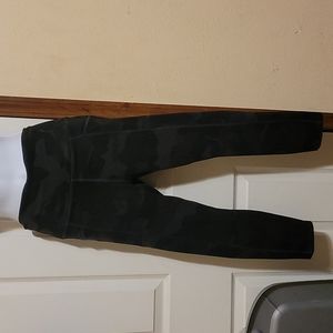 3/4 leggings Size small, black camo print